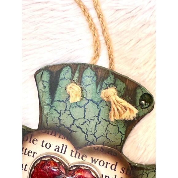 NWOT Montana West 3-D Crackled Green Scripture Heart Wall Cross - Picture 3 of 11